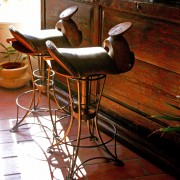 Chaise haute de bar pivotante - L'assise est en cuir et bois, le pied en fer forgé