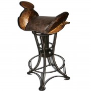 Chaise haute de bar en bois et fer forgé, l'assise est en cuir