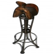 Chaise pivotante de bar en bois et fer forgé, l'assise est en cuir