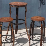 Table haute et tabourets de bar