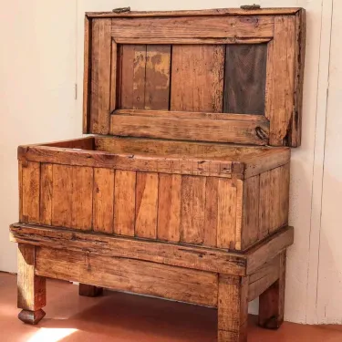 Grand coffre de rangement en pin
