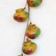Suspensions petites poteries déco murale