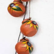 Petits pots en terre cuite suspendus