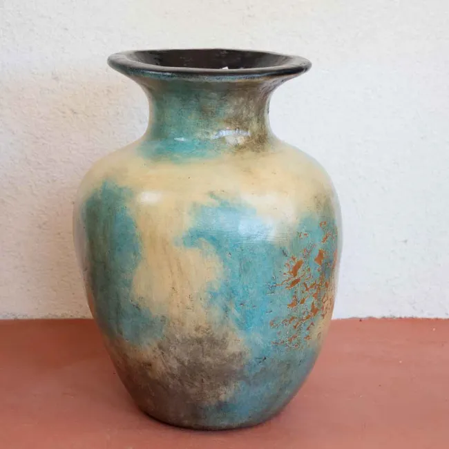 Vase en terre cuite décoré d'une patine bleue