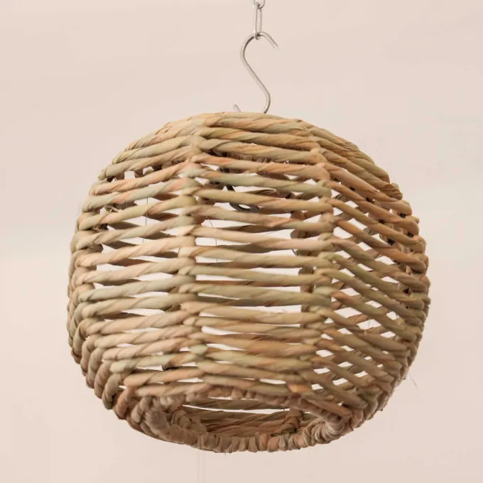 petit luminaire rond suspendu en fibres végétales