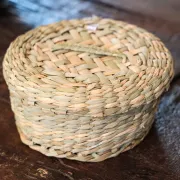 Corbeille avec couvercle en fibre naturelle