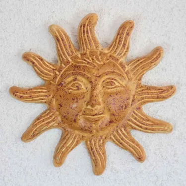 soleil en terre cuite à suspendre sur vos murs