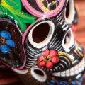 Tête de mort en céramique mexicaine pour la fête des morts