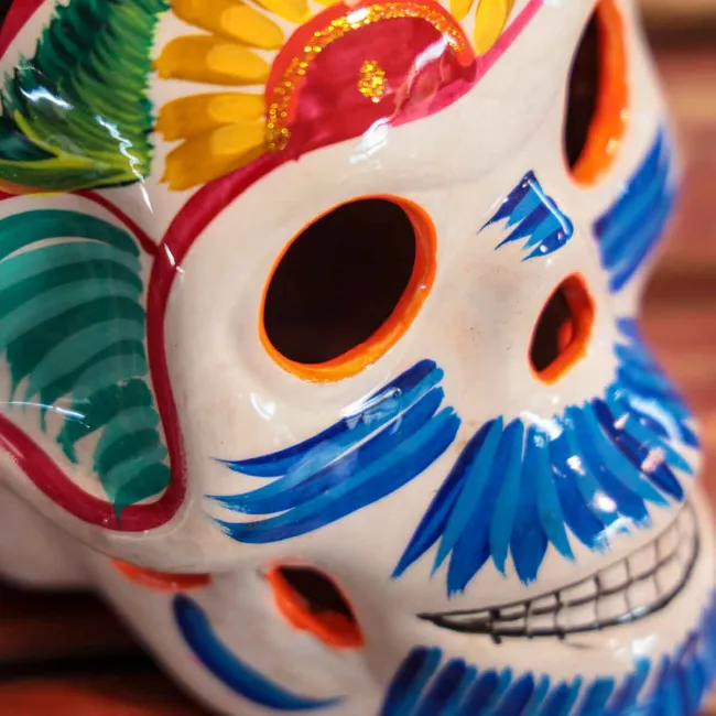 Tête de mort en céramique colorée déco Toussaint et halloween