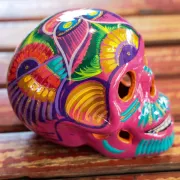 Tête de mort mexicaine en céramique décorée