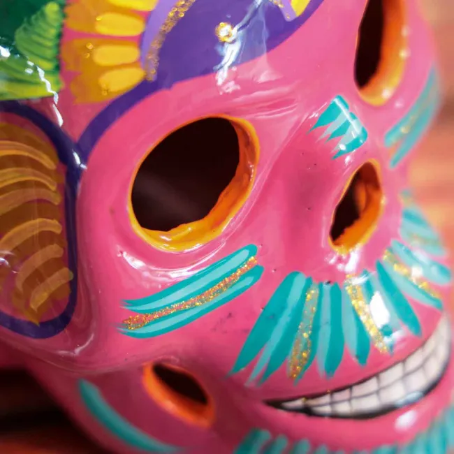 Tetes de morts mexicaines en céramique colorées