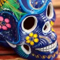Tête de mort en céramique colorée et décorée une tradition mexicaine