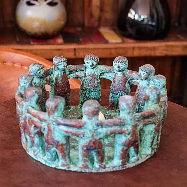 grand bougeoir en terre cuite symbolique : La ronde des amis