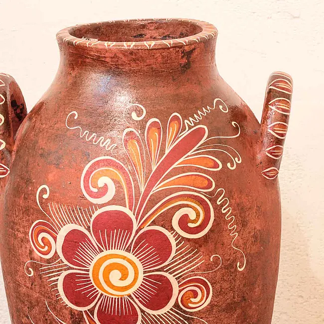 Vase en terre cuite décoré pour votre maison