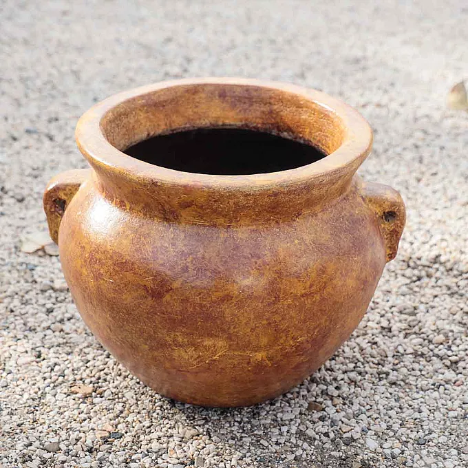 Petite poterie de jardin en terre cuite pour planter ou cache pot