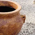 Petite poterie de jardin pour planter ou cache pot, en terre cuite