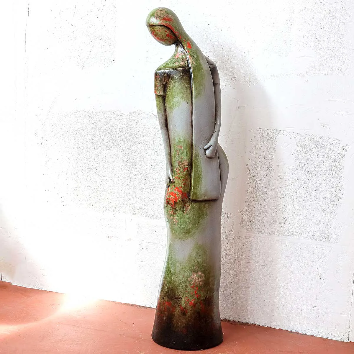 Statuette moderne décorative en terre cuite au design épuré - Amadera  Taille 20 cm x 29 cm de haut x 10 cm de large