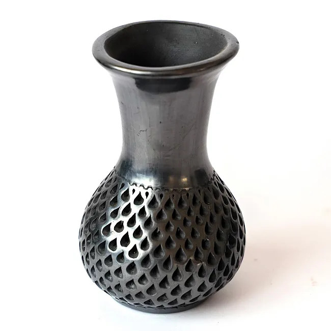 Petit vase noire en terre cuite