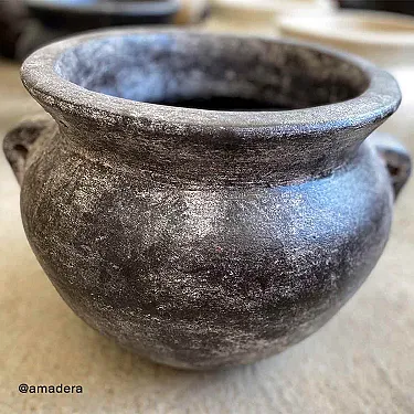 Poterie d'extérieur en terre cuite - Noire