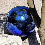 Boule déco colorée et lumineuse en extérieur toute l'année