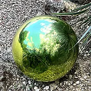 Grosse boule déco colorée pour aménager vos extérieurs