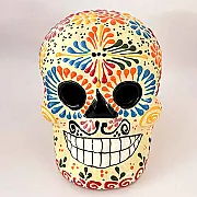 Tête de mort en céramique colorée et décorée une tradition mexicaine