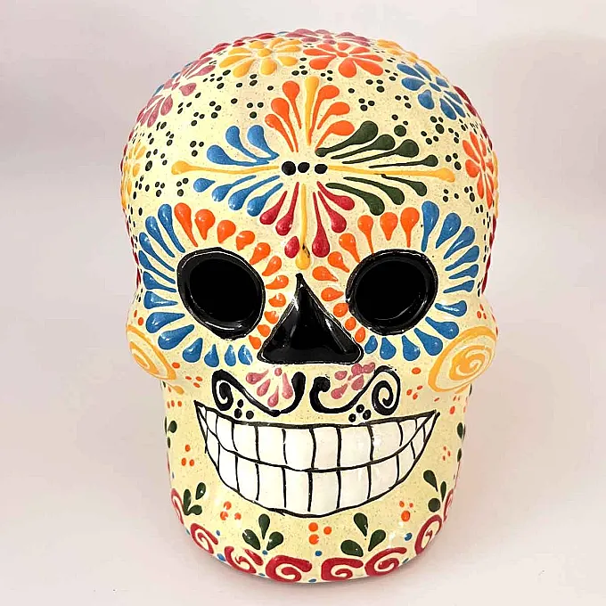 Tête de mort en céramique colorée et décorée une tradition mexicaine