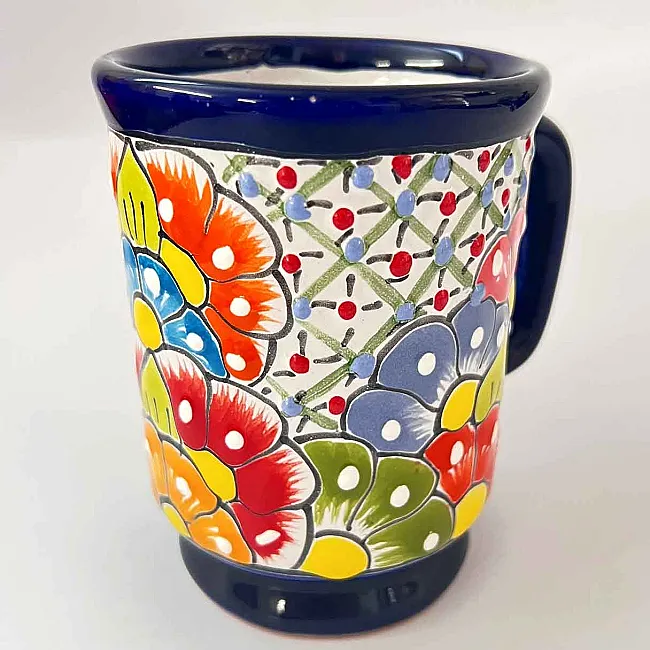 Tasse en céramique colorée pour un chocolat chaud ou un grand café