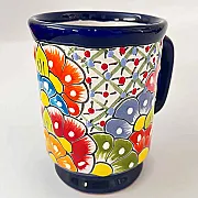 Tasse en céramique colorée pour un chocolat chaud ou un grand café