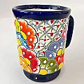 Tasse en céramique colorée pour un chocolat chaud ou un grand café