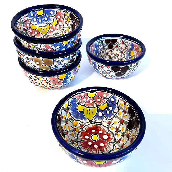 Petit plat coloré en céramique pour cuisiner et présenter