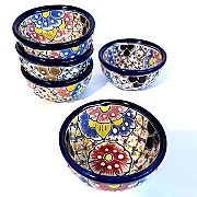 Petit plat coloré en céramique pour cuisiner et présenter