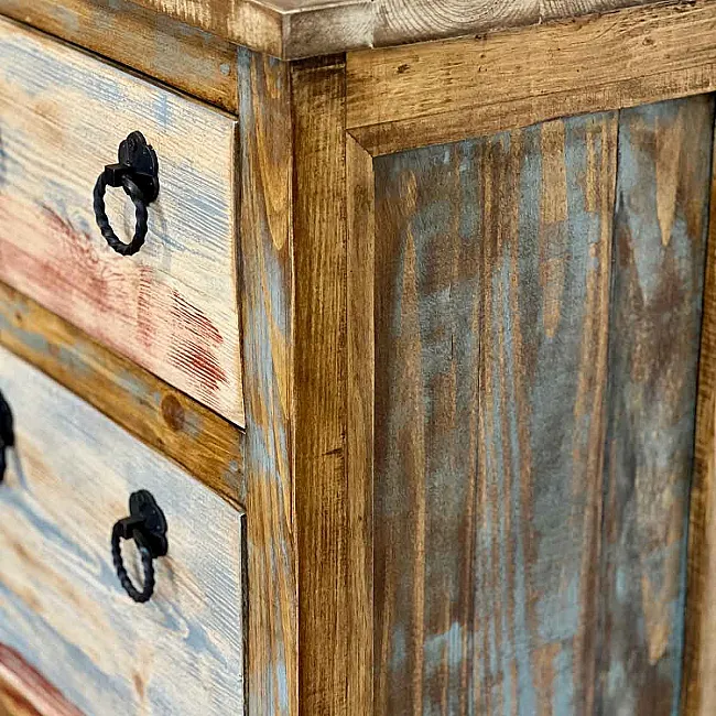 Meuble unique et original de rangement équipé de trois tiroirs
