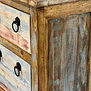 Meuble unique et original de rangement équipé de trois tiroirs