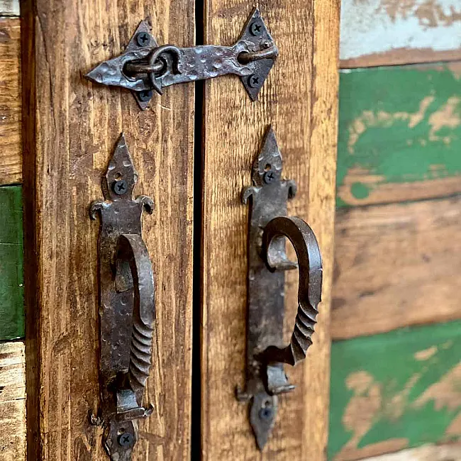 Petit meuble de rangement en pin avec deux portes et une étagère
