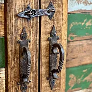 Petit meuble de rangement en pin avec deux portes et une étagère