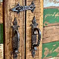 Petit meuble de rangement en pin avec deux portes et une étagère