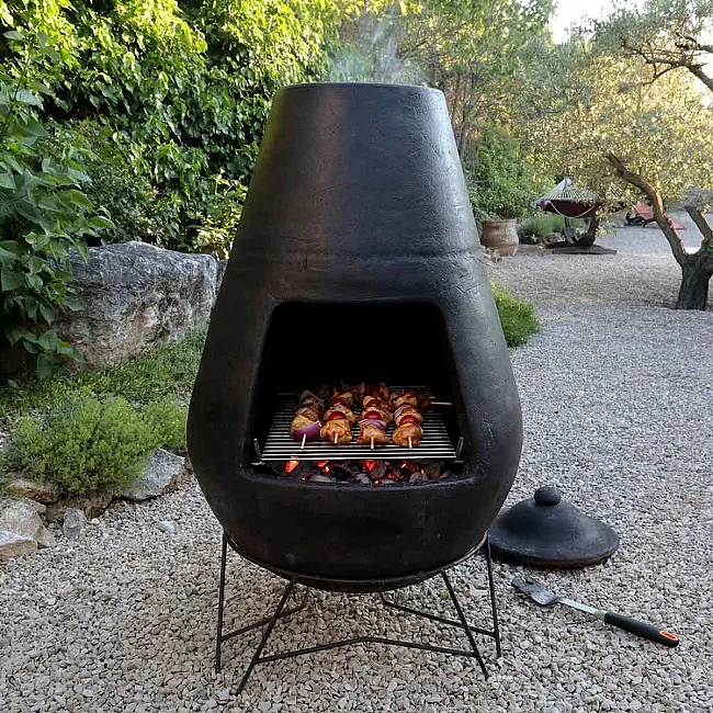 Gros brasero mexicain pour barbecue et feu de bois en soirée