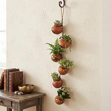 petits pots en terre cuite suspendus - Décoration murale