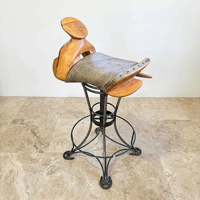 Chaise haute de bar en bois et fer forgé, l'assise est en cuir
