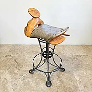 Chaise haute de bar en bois et fer forgé, l'assise est en cuir