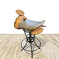 Chaise pivotante de bar en bois et fer forgé, l'assise est en cuir
