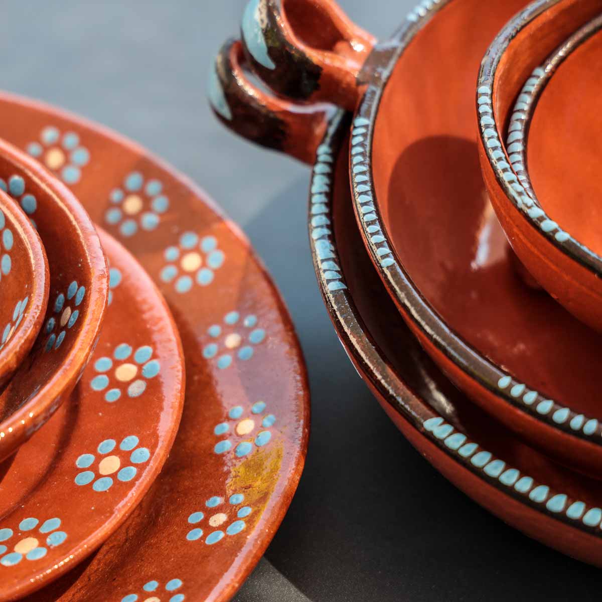 plats-et-assiettes-vaisselle-artisanale-mexicaine-deco-de-table-amadera