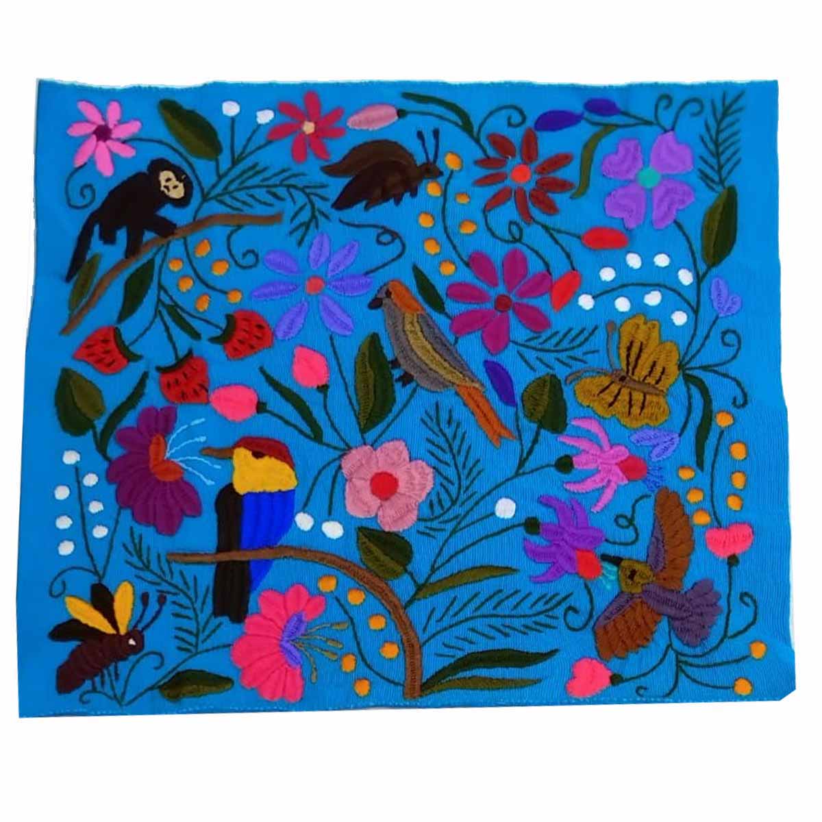 housse-de-coussin-brodee-decoration-interieure-amadera
